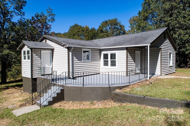 view of front of property featuring a front lawn