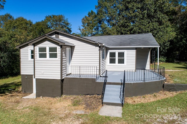 view of front of property featuring a front lawn