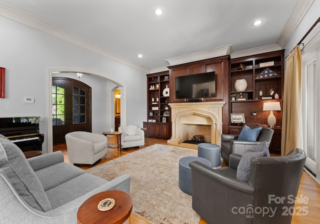 living room with light wood-type flooring and crown molding