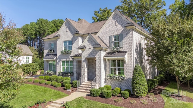 view of front of property featuring a front yard