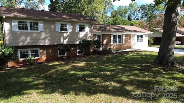 view of front facade featuring a front lawn