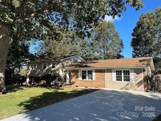 tri-level home featuring a front yard