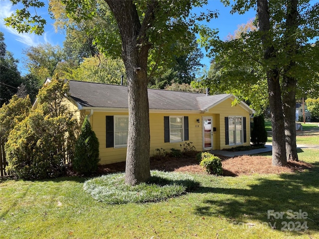 single story home featuring a front yard