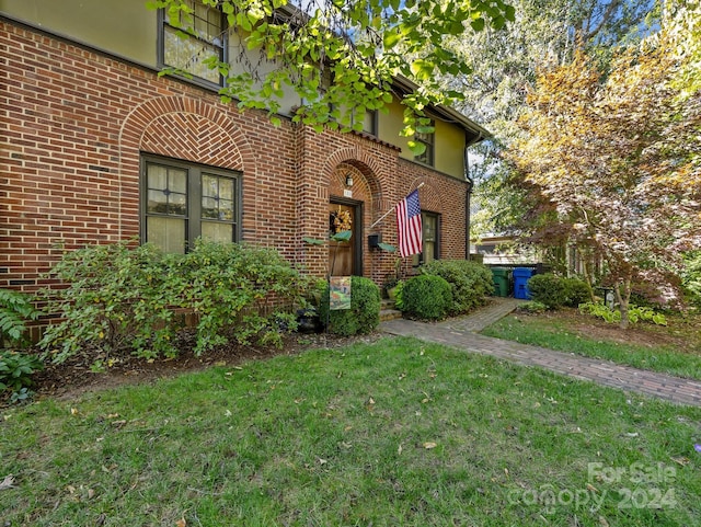 view of front of house with a front lawn