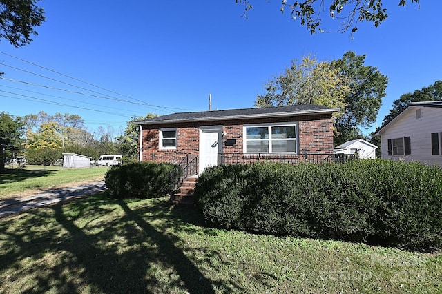 view of front of home featuring a front lawn