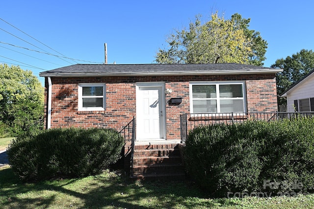 view of front of house with a front lawn