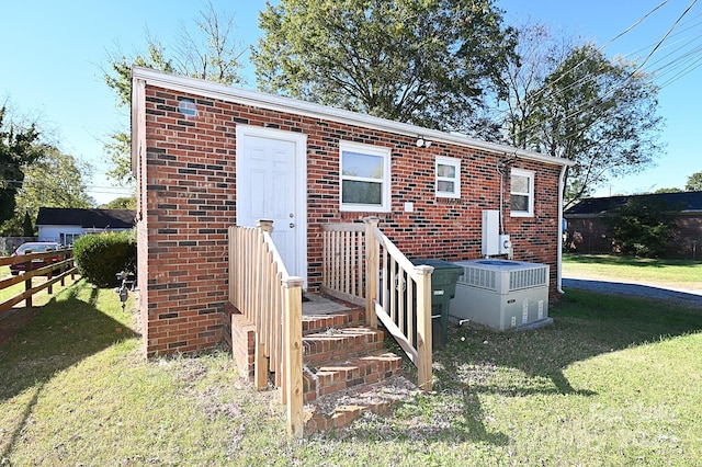 exterior space featuring a front yard