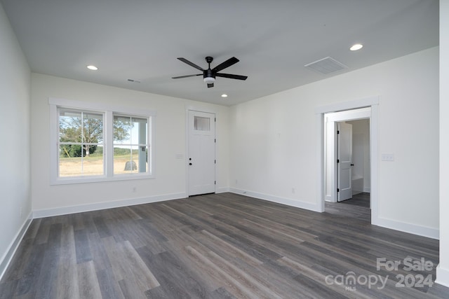 unfurnished room with dark wood-type flooring and ceiling fan