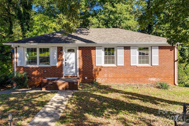 bungalow featuring a front yard