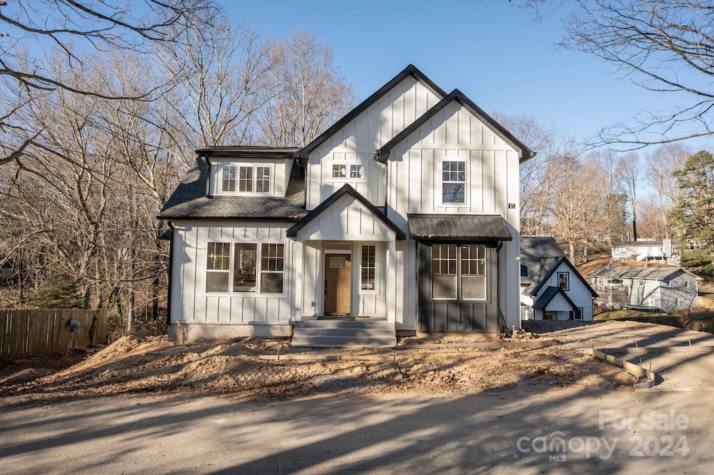 view of modern farmhouse style home