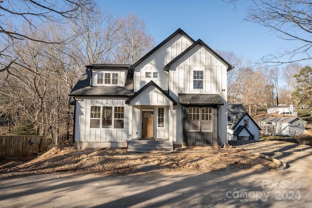 view of modern farmhouse style home