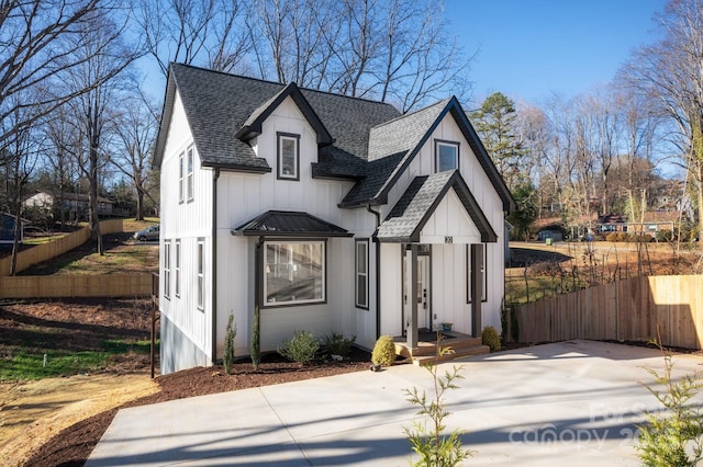 view of modern farmhouse style home