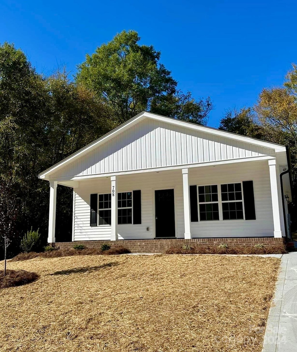 view of front of home featuring covered porch