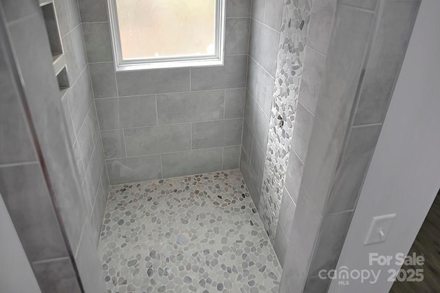 bathroom featuring tiled shower