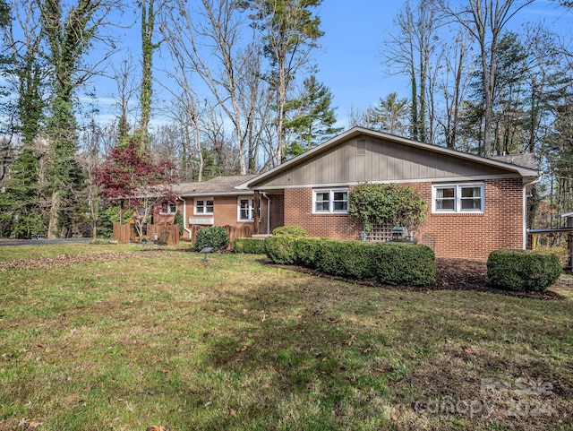 single story home featuring a front lawn