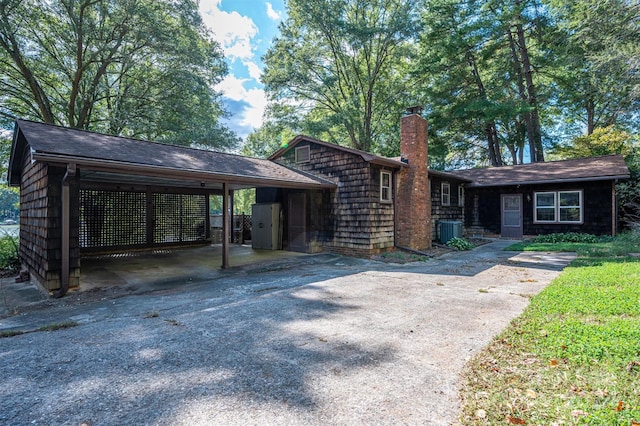 view of front facade featuring central AC and a carport