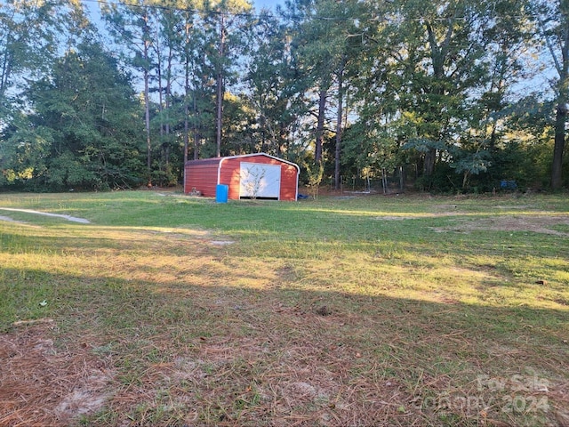 view of yard featuring an outdoor structure and a storage shed