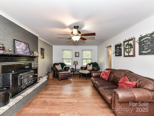 living room featuring ceiling fan, light hardwood / wood-style flooring, and ornamental molding