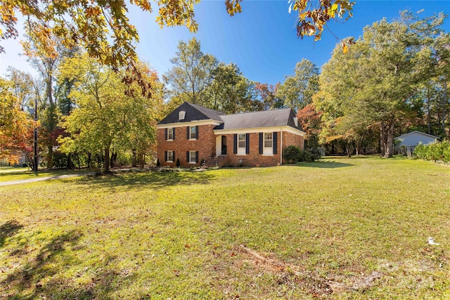 view of front facade featuring a front lawn