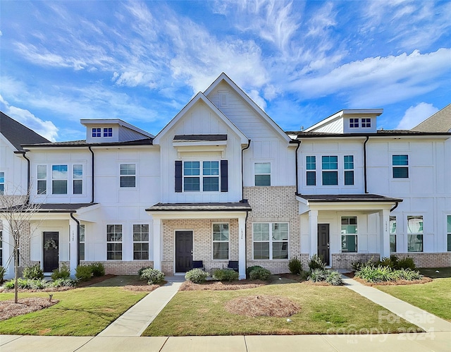 view of front of property featuring a front yard