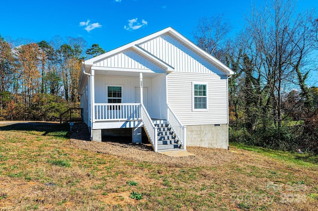 view of front facade featuring a porch and a front yard