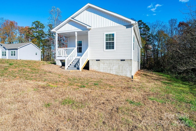 view of front of home featuring covered porch and a front yard