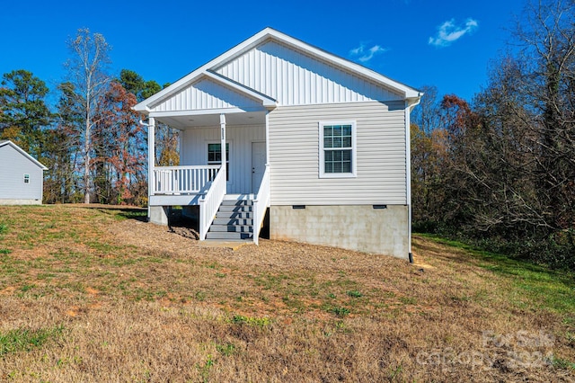 view of front of house featuring a porch and a front yard