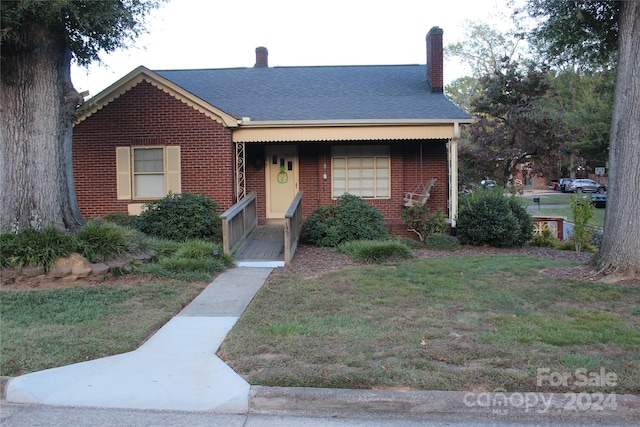 view of front of property featuring a front yard