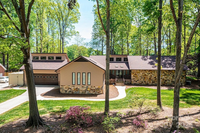 view of front of property featuring a front yard and a garage