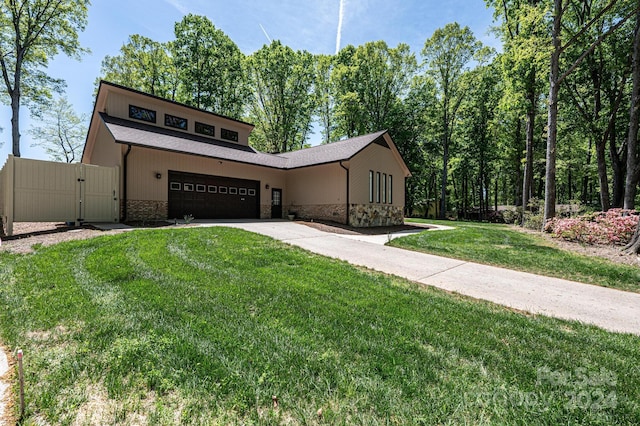 view of front of house featuring a front lawn