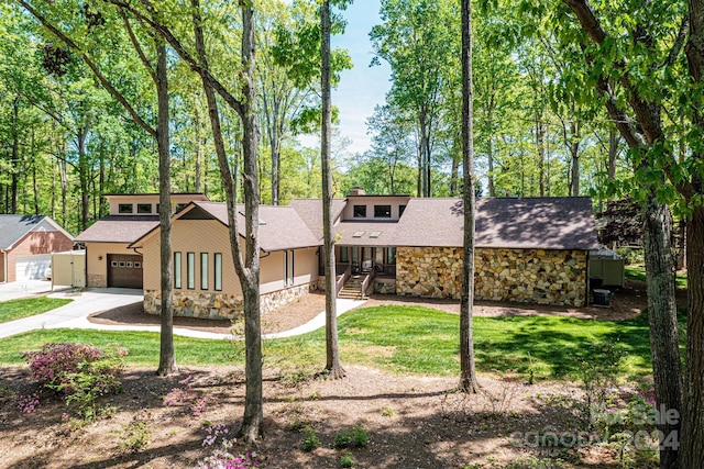 view of front facade featuring a front lawn and a garage