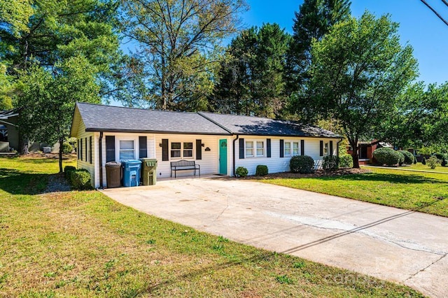 single story home with a front lawn