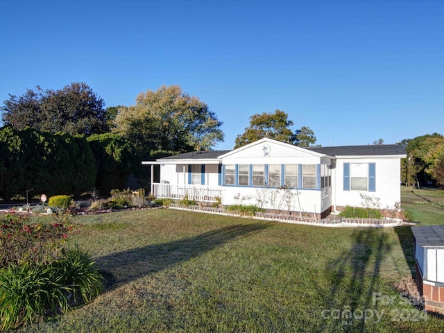 view of front of house featuring a front yard