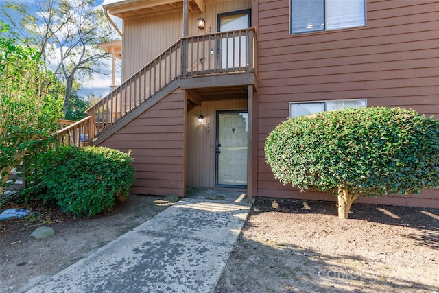 property entrance featuring a balcony