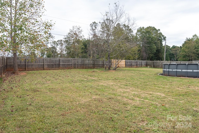 view of yard featuring a fenced in pool