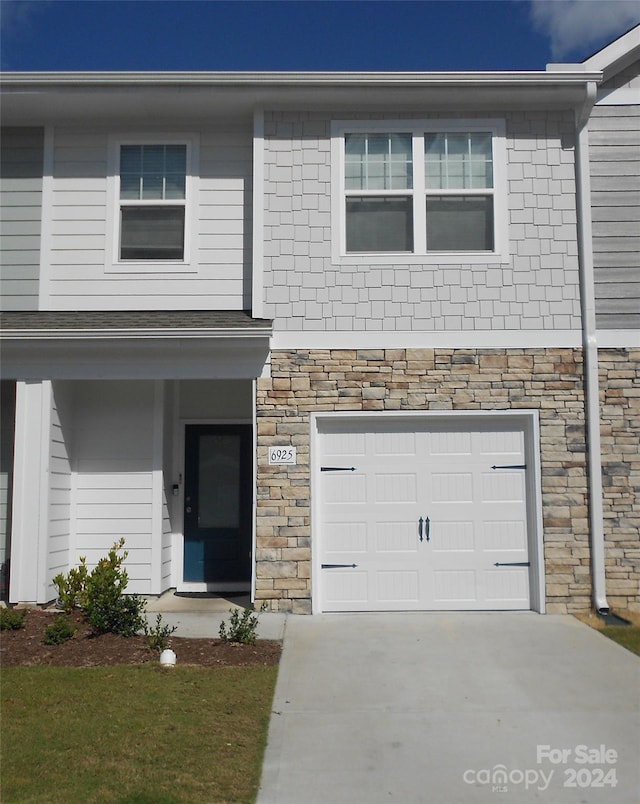 view of front facade featuring a garage