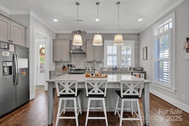 kitchen featuring stainless steel appliances, a kitchen island, and gray cabinets