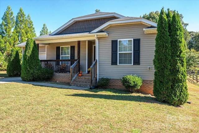 view of front facade featuring a porch and a front lawn