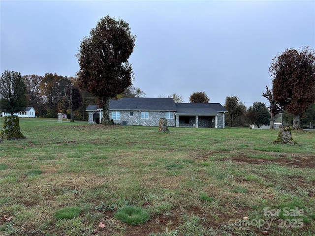 view of front of home featuring a front lawn