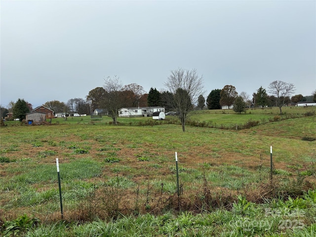 view of yard featuring a rural view