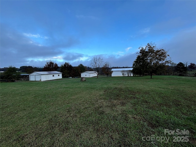 view of yard featuring an outbuilding