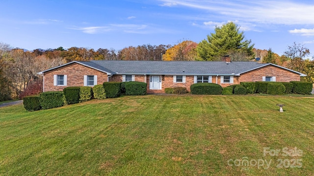 single story home with a front lawn