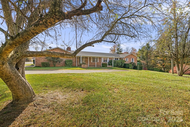 single story home featuring a front yard