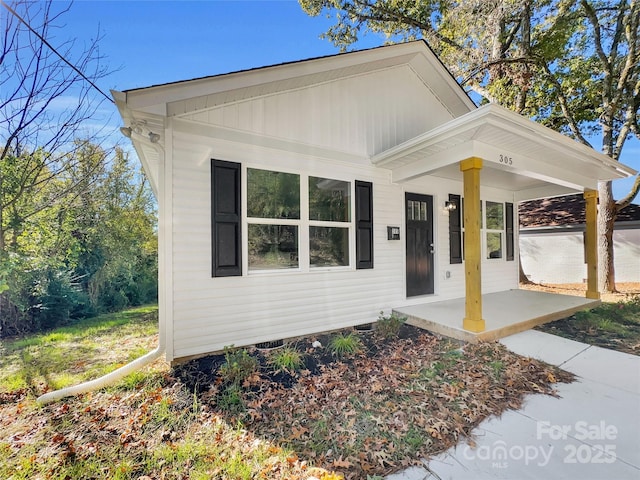 view of front of property featuring a porch