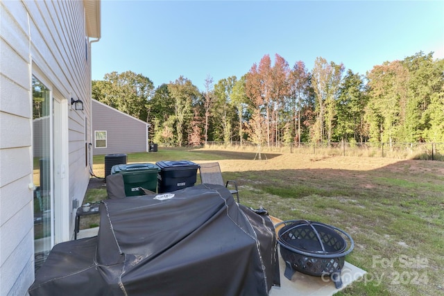 view of yard featuring an outdoor fire pit