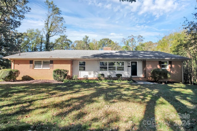 single story home featuring a front yard