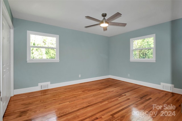 empty room featuring light hardwood / wood-style floors and ceiling fan