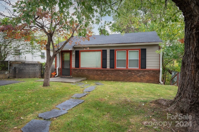 view of front of house featuring a front yard