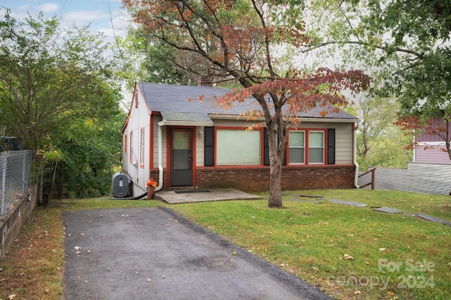 view of front of house with a front lawn