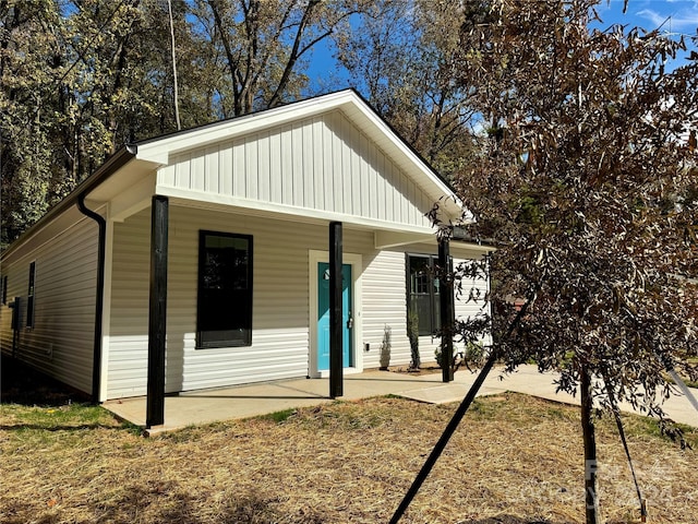 1712 Mcdonald St, Charlotte, NC 28216 - view of side of property featuring a porch and board and batten siding